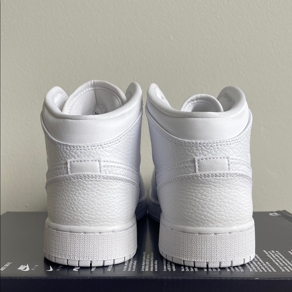 Air Jordan 1 Triple White (GS) - Picture 8 of 8
